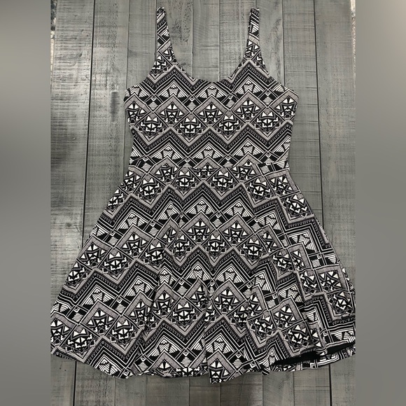 Junior’s PINK Sundress; Black&White; Size Medium - Picture 2 of 3